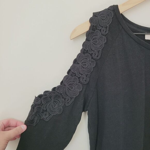 Loft Cold Shoulder Lace Black Long Sleeve Lightweight Sweatshirt Size Small - Picture 4 of 6